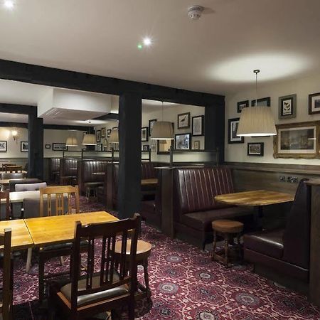 The White Hart Hotel Кълъмптън Екстериор снимка