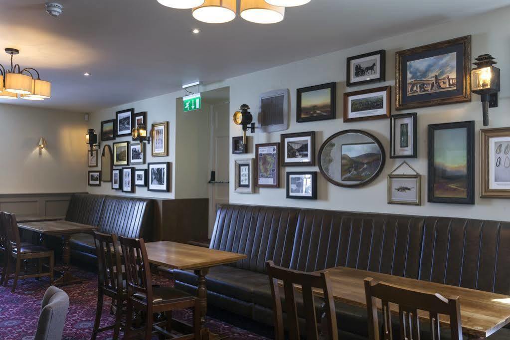 The White Hart Hotel Кълъмптън Екстериор снимка