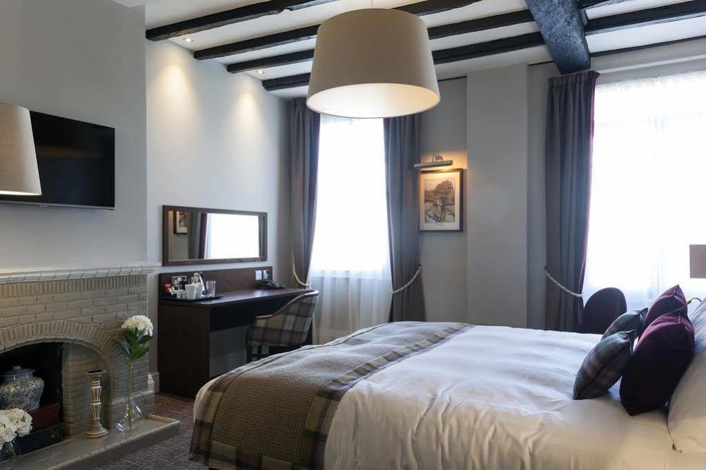 The White Hart Hotel Кълъмптън Екстериор снимка